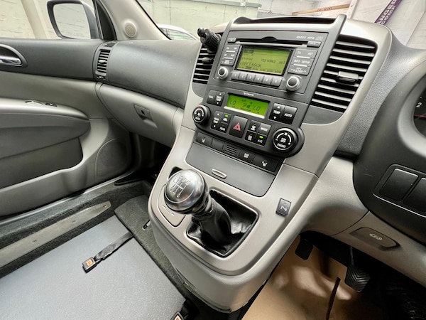 Used Kia Sedona 2010 for sale - 75059714: Photo 30