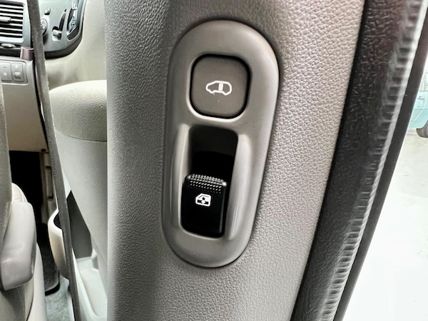 Used Kia Sedona 2010 for sale - 75059714: Photo 49