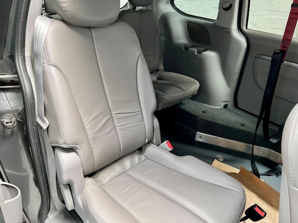 Used Kia Sedona 2010 for sale - 75059714: Photo 50
