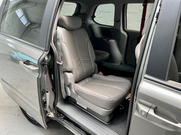 Used Kia Sedona 2010 for sale - 75059714: Photo 51