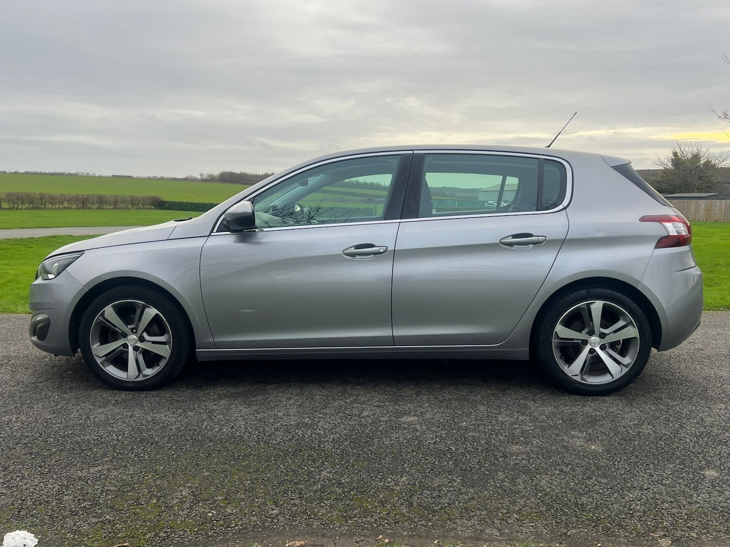 Used Peugeot 308 2014 for sale - 76979530: Photo 9
