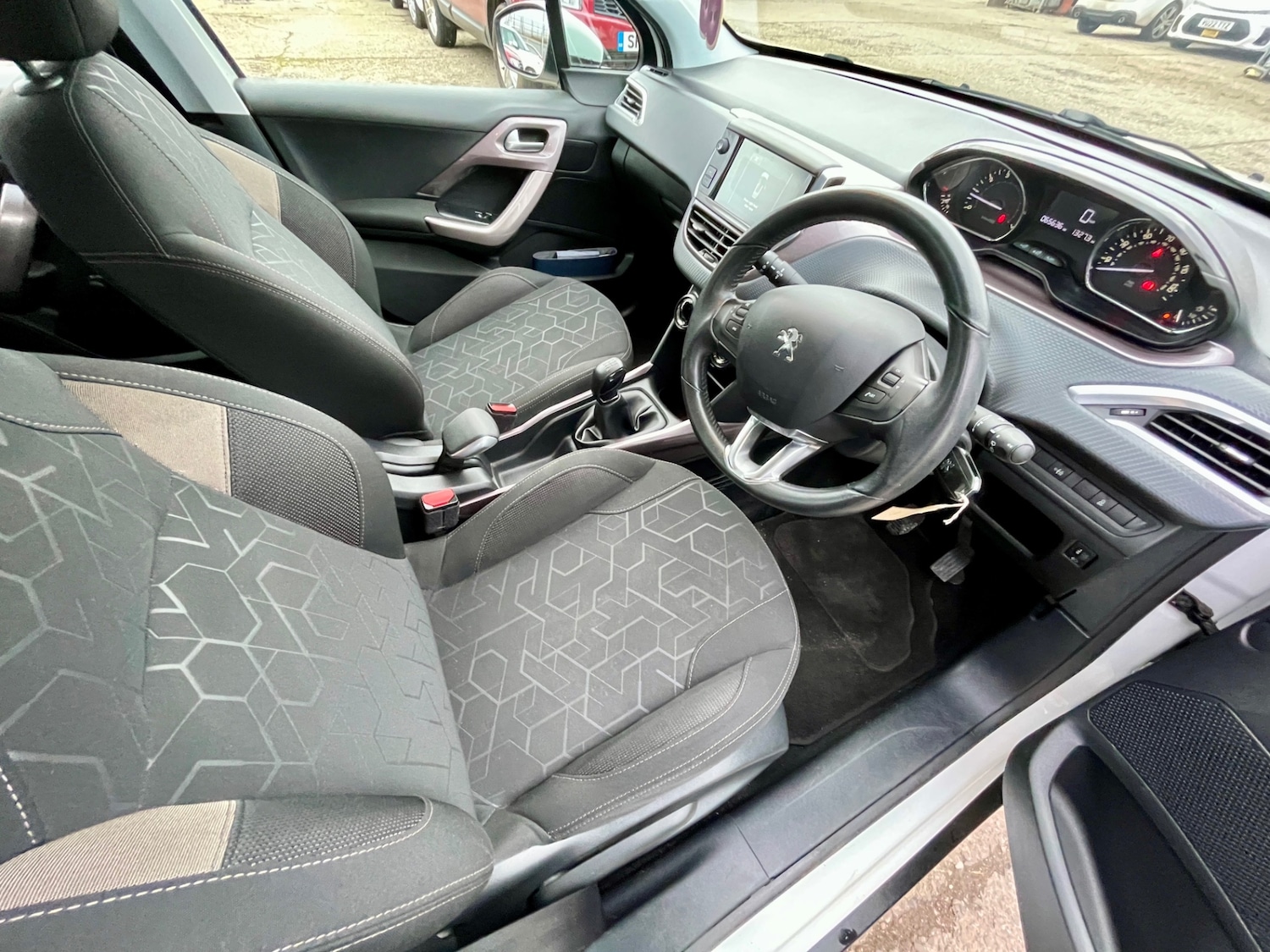 Used Peugeot 2008 2015 for sale - 77448177: Photo 11