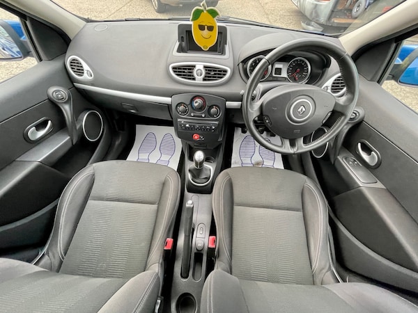 Used Renault Clio 2010 for sale - 76234504: Photo 2