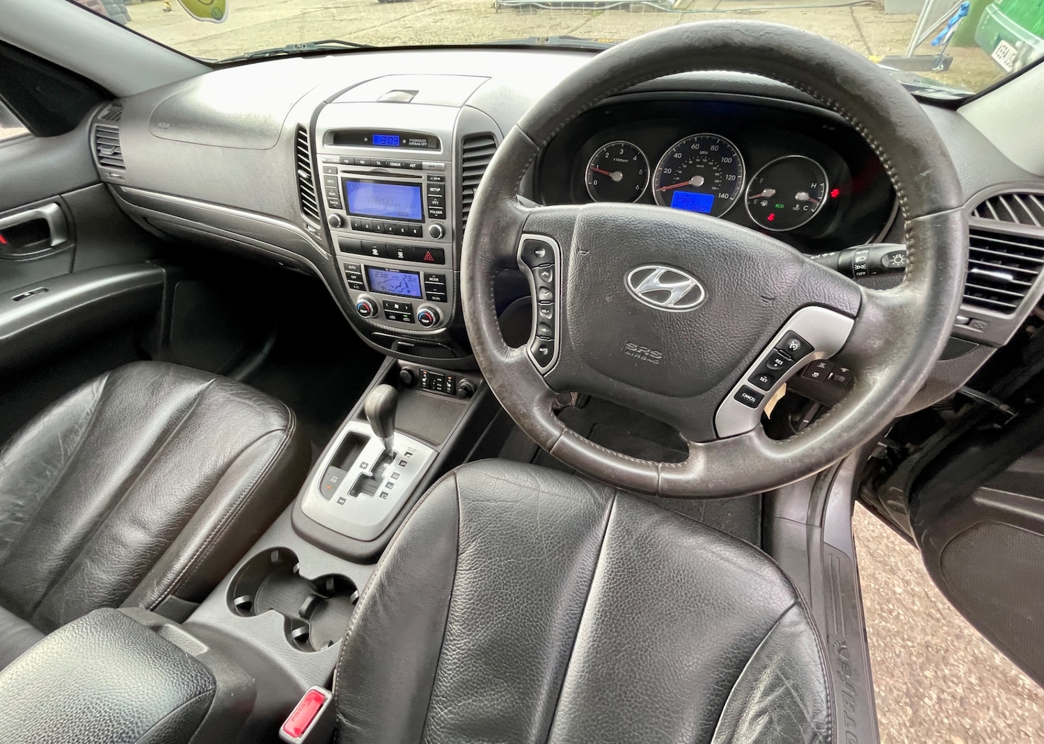 Used Hyundai Santa Fe 2011 for sale - 77690725: Photo 17