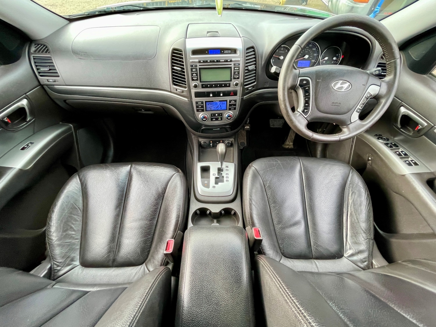 Used Hyundai Santa Fe 2011 for sale - 77690725: Photo 4