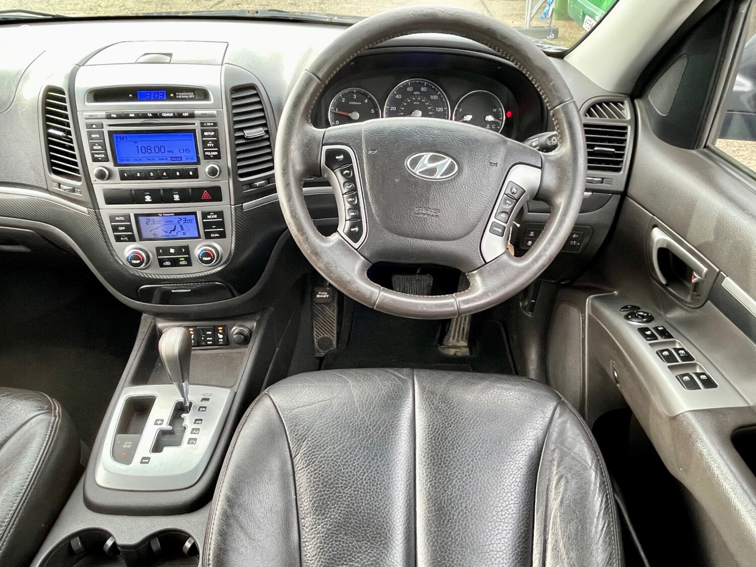 Used Hyundai Santa Fe 2011 for sale - 77690725: Photo 9