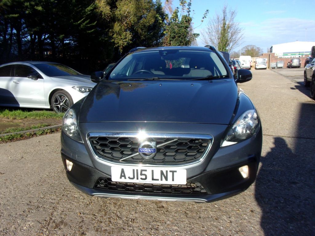 Used Volvo V40 2015 for sale - 76616971: Photo 2