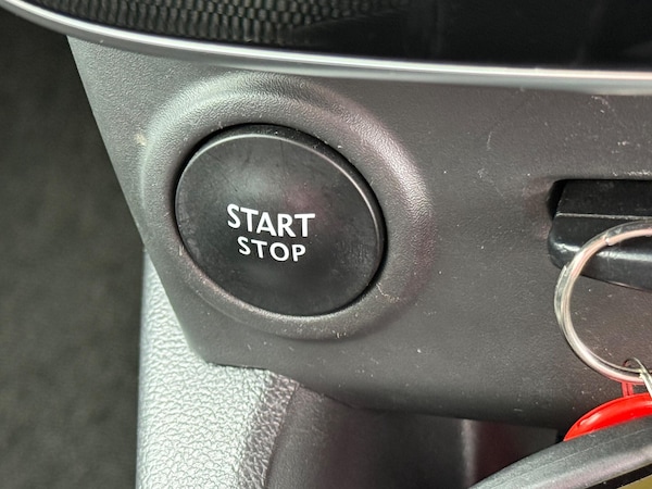Used Renault Clio for sale - 76158682: Photo 40