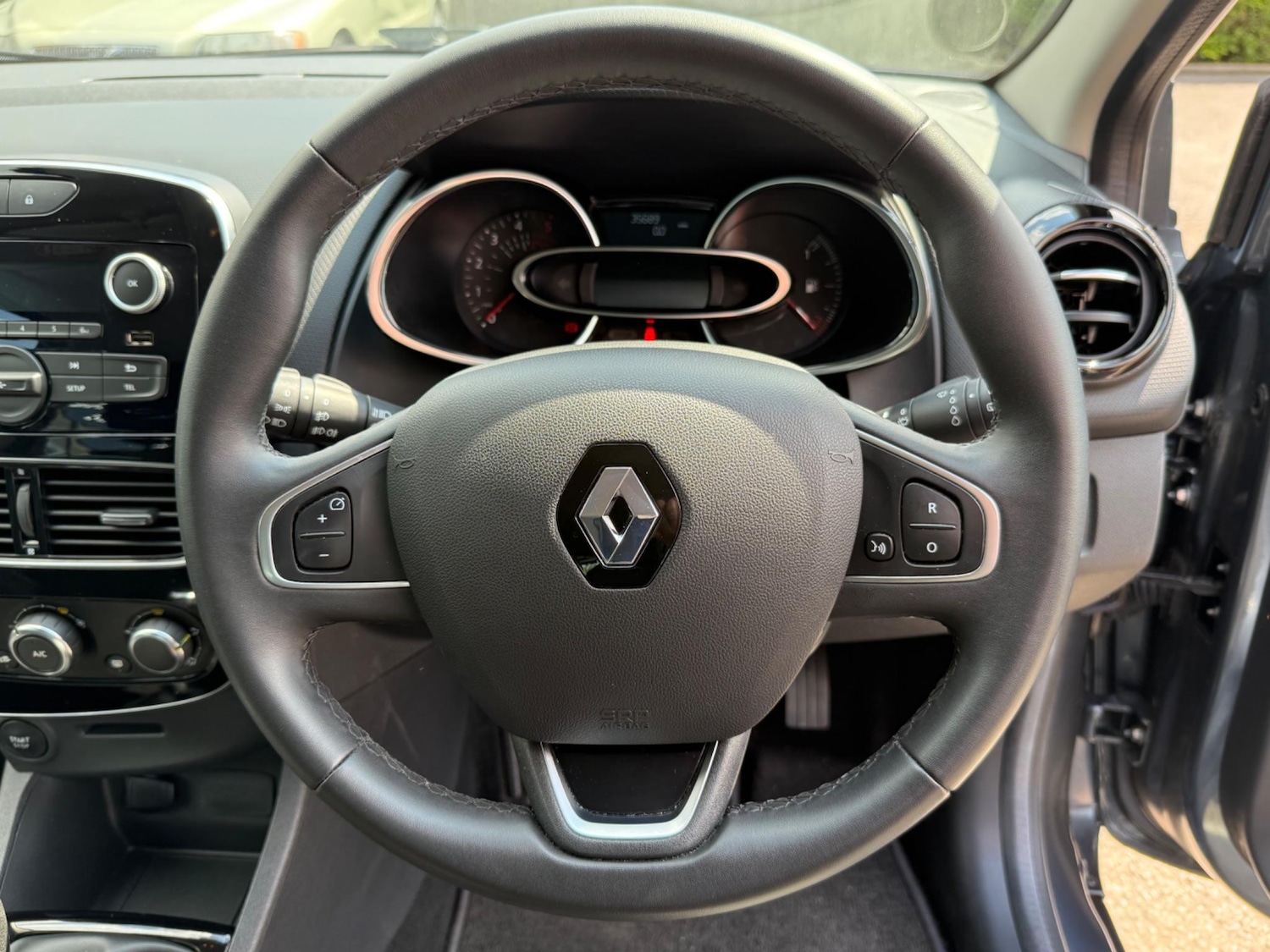 Used Renault Clio for sale - 77925329: Photo 32