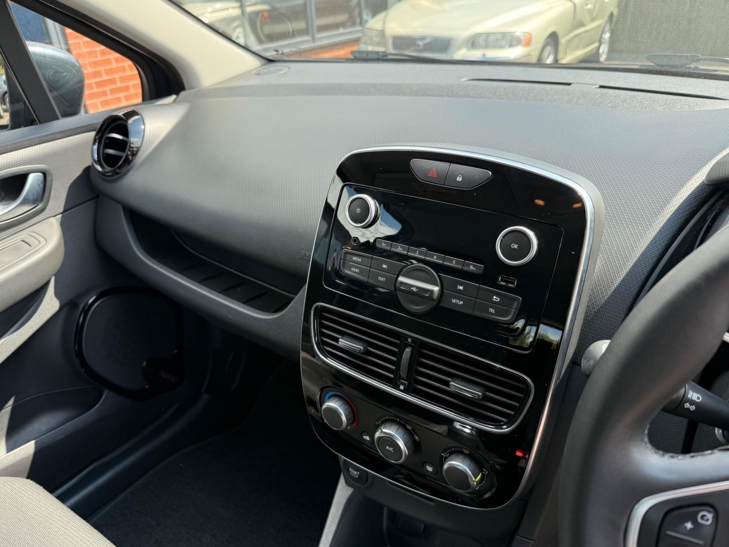 Used Renault Clio for sale - 77925329: Photo 33