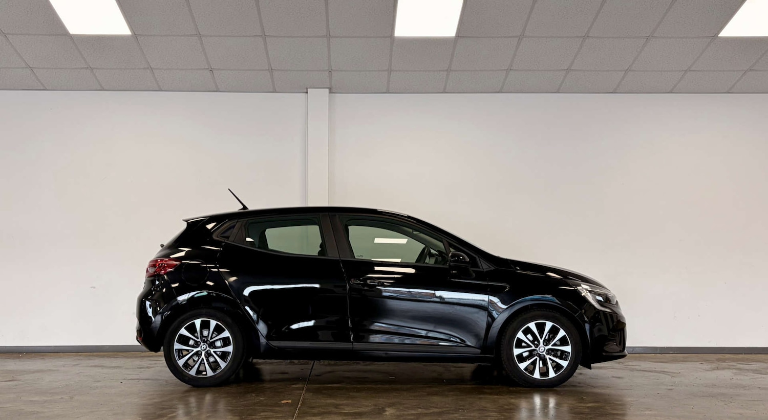 Used Renault Clio 2022 for sale - 77953420: Photo 2