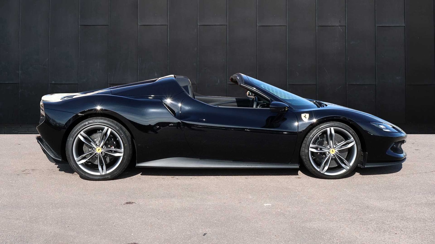 Used Ferrari 296 GTS 2023 for sale - 76774316: Photo 2