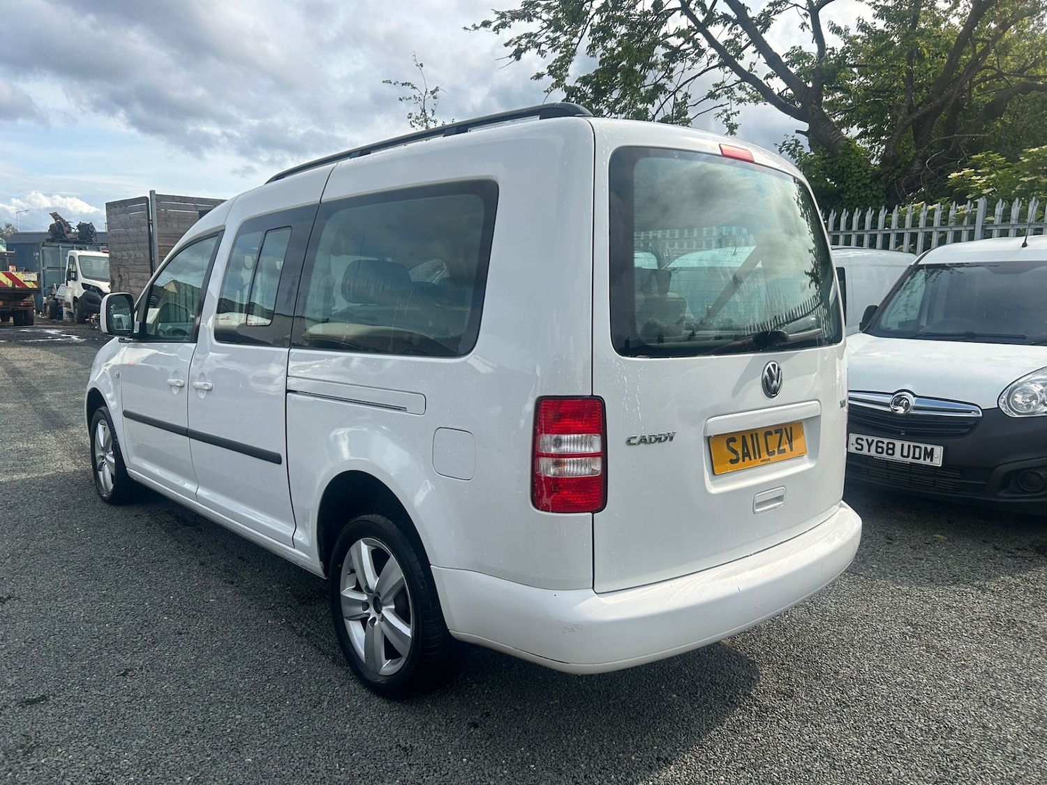 Used Volkswagen Caddy Maxi Life 2011 for sale - 77398272: Photo 9
