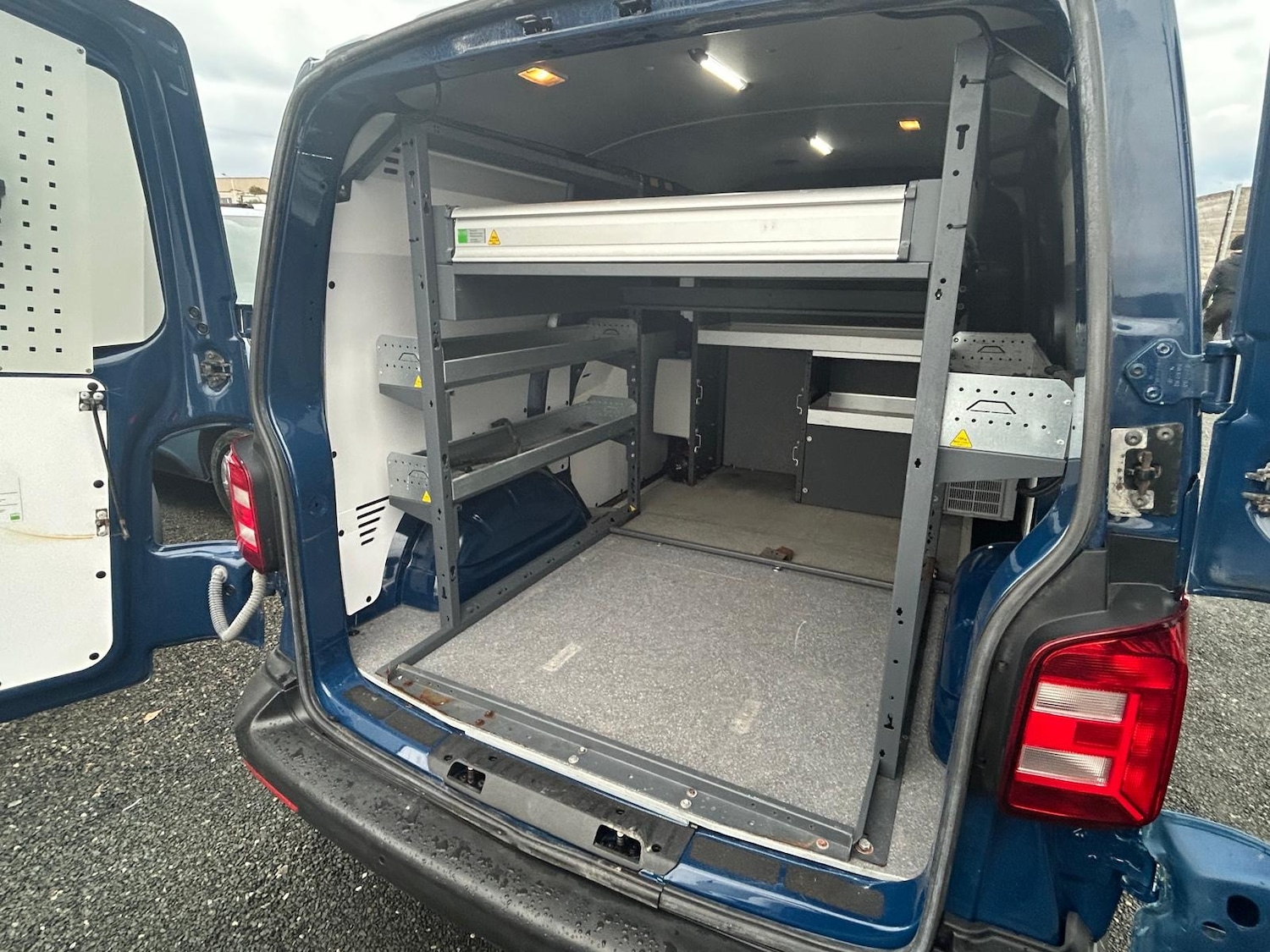 Used Volkswagen Transporter 2018 for sale - 77167355: Photo 2