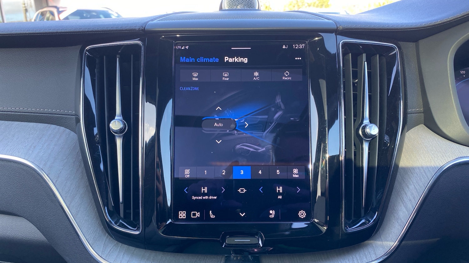 Used Volvo XC60 2023 for sale - 76681565: Photo 31