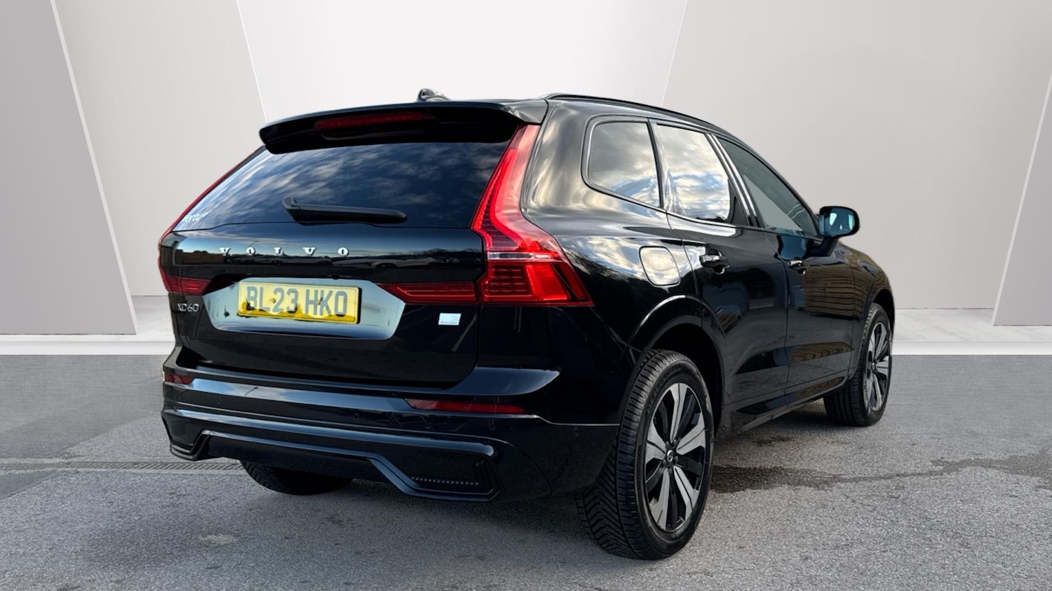 Used Volvo XC60 2023 for sale - 77063826: Photo 2