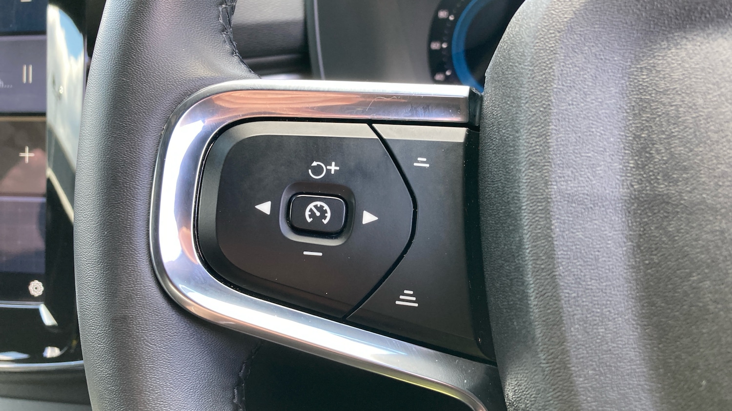 Used Volvo XC40 2023 for sale - 76683963: Photo 40