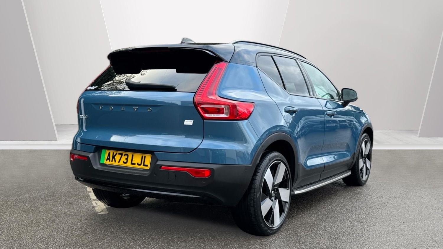 Used Volvo XC40 2023 for sale - 77340255: Photo 2