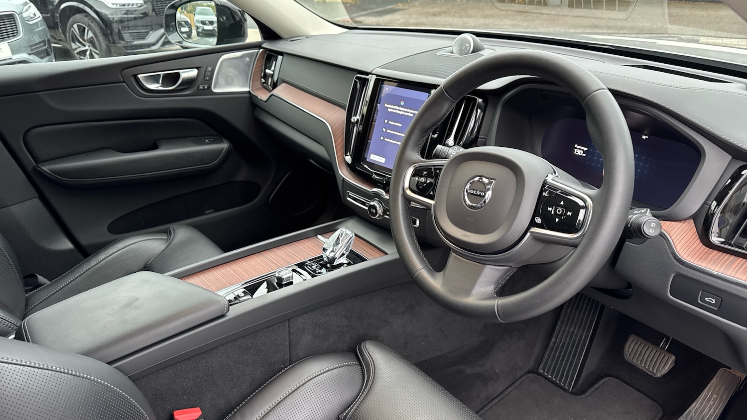 Used Volvo XC60 2023 for sale - 76494393: Photo 5