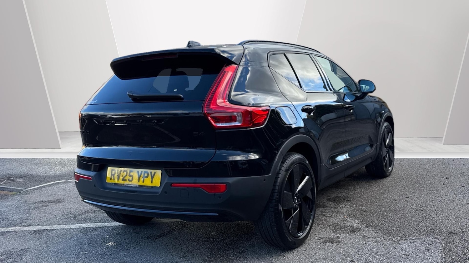 Used Volvo XC40 2025 for sale - 76741040: Photo 2