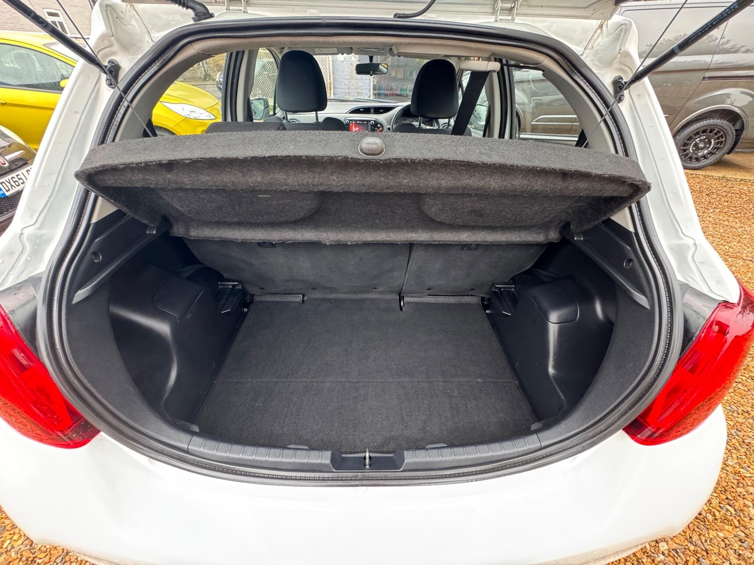 Used Toyota Yaris 2015 for sale - 76691169: Photo 23