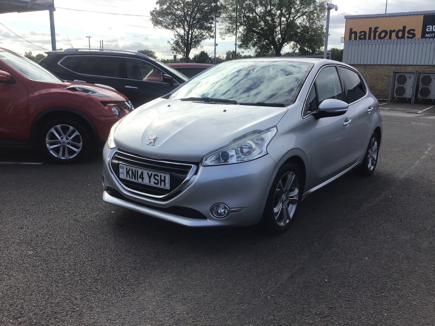 Used Peugeot 208 2014 for sale - 76205792: Photo 4