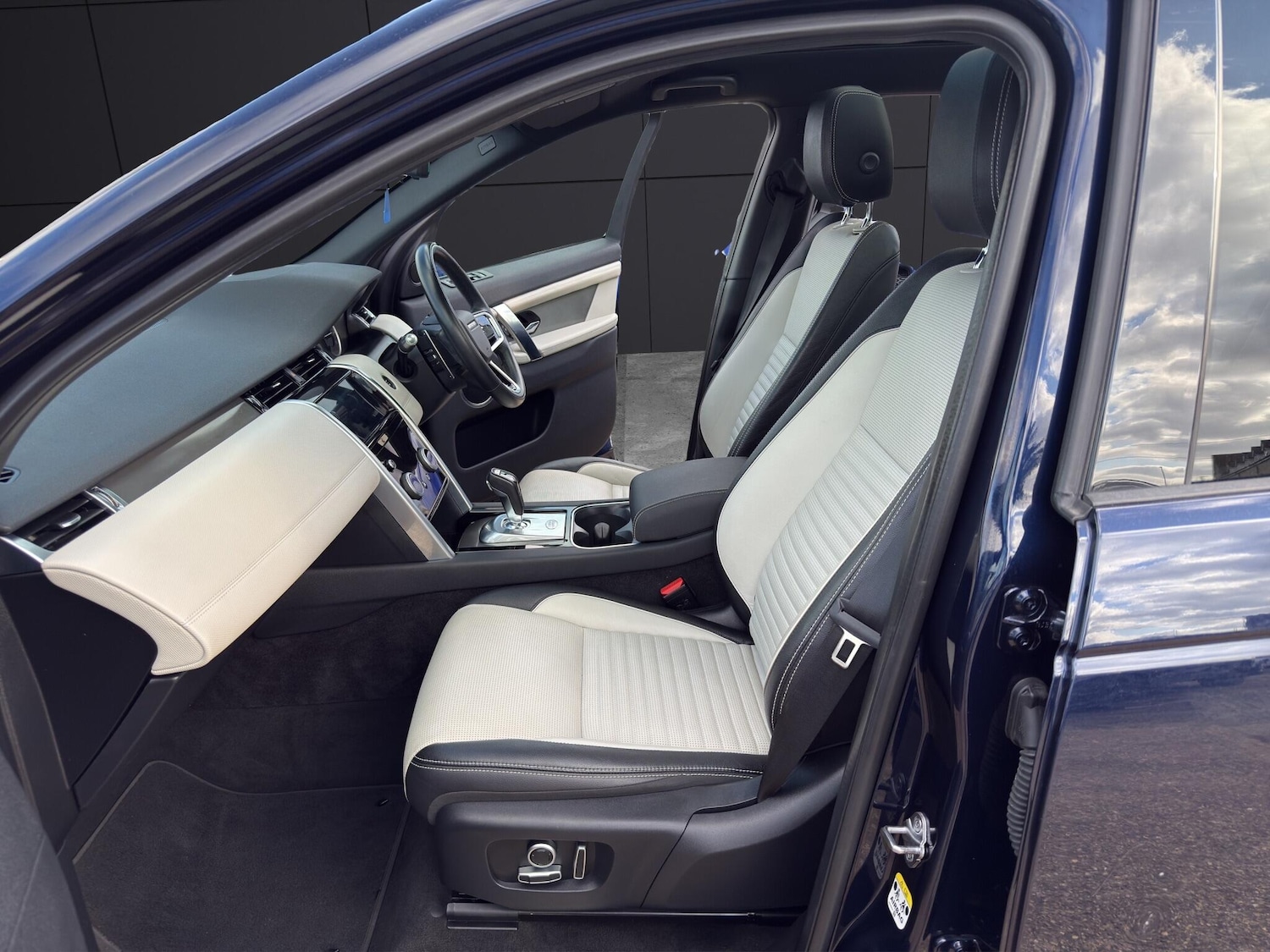 Used Land Rover Discovery Sport 2022 for sale - 76990470: Photo 11