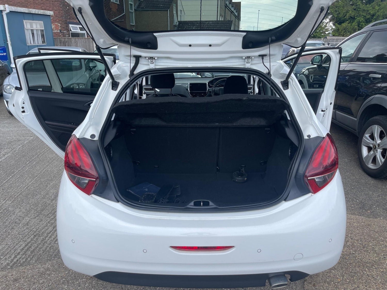 Used Peugeot 208 2015 for sale - 77993611: Photo 14