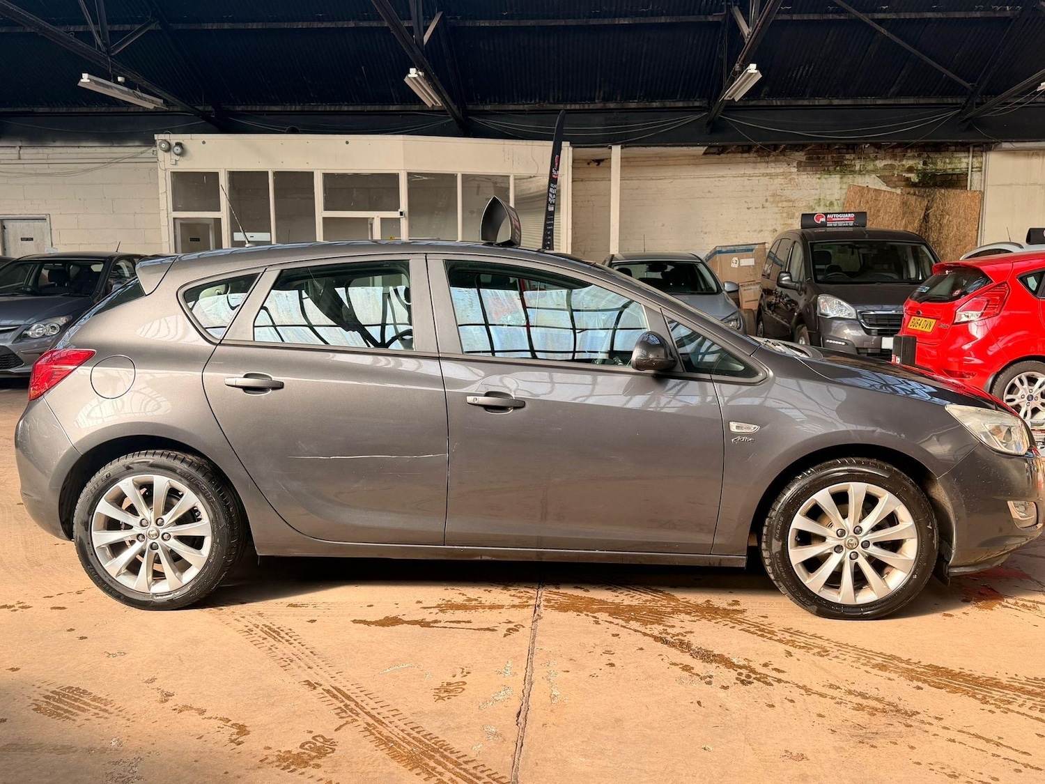 Used Vauxhall Astra 2012 for sale - 77971151: Photo 2