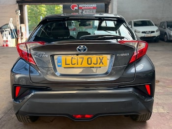Used Toyota C-HR 2017 for sale - 76118108: Photo 2