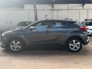Used Toyota C-HR 2017 for sale - 76118108: Photo 4