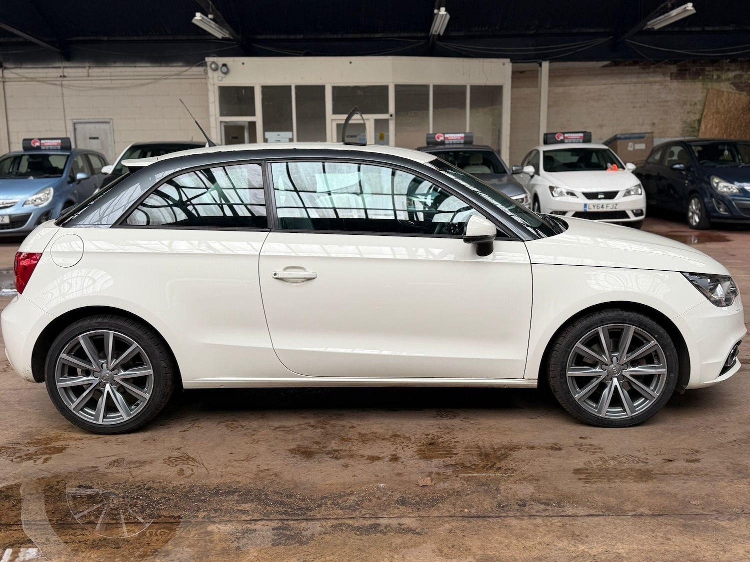 Used Audi A1 2010 for sale - 76653787: Photo 2