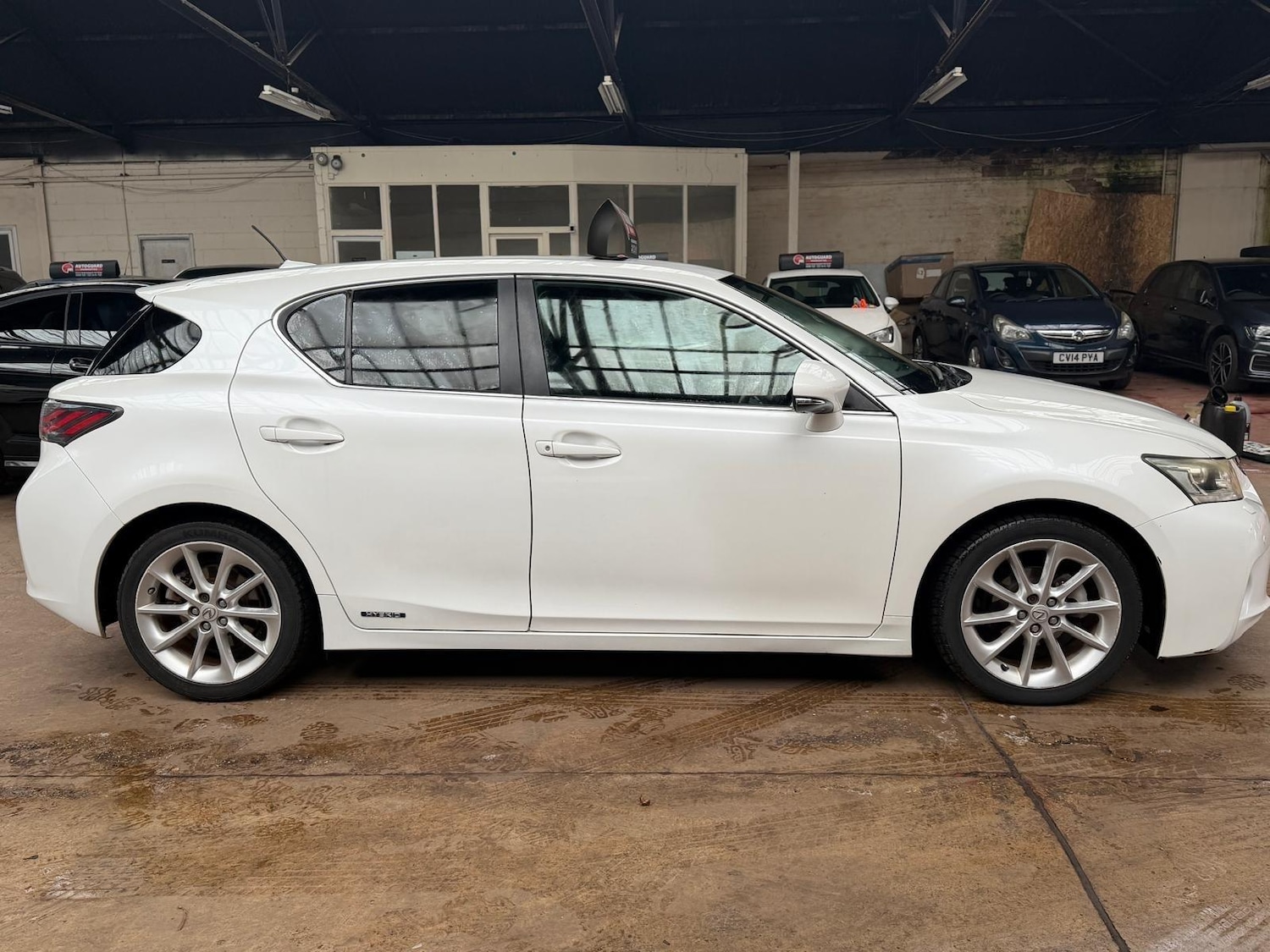 Used Lexus CT 2011 for sale - 76667808: Photo 2