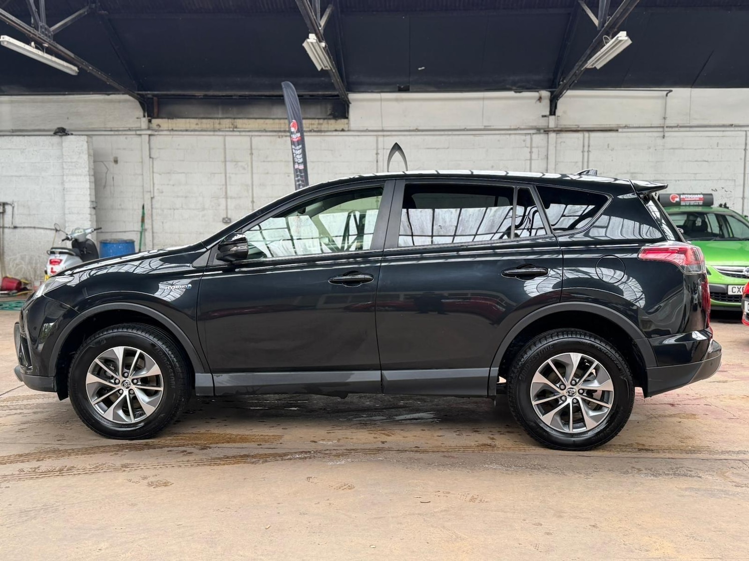 Used Toyota RAV4 2017 for sale - 76092307: Photo 2