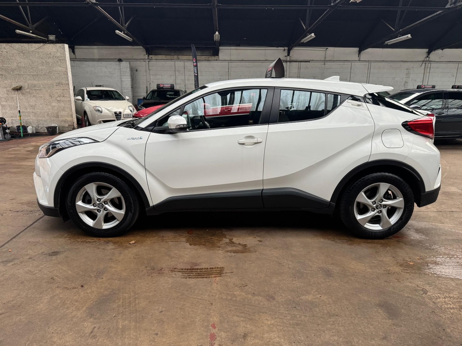 Used Toyota C-HR 2018 for sale - 76539415: Photo 2