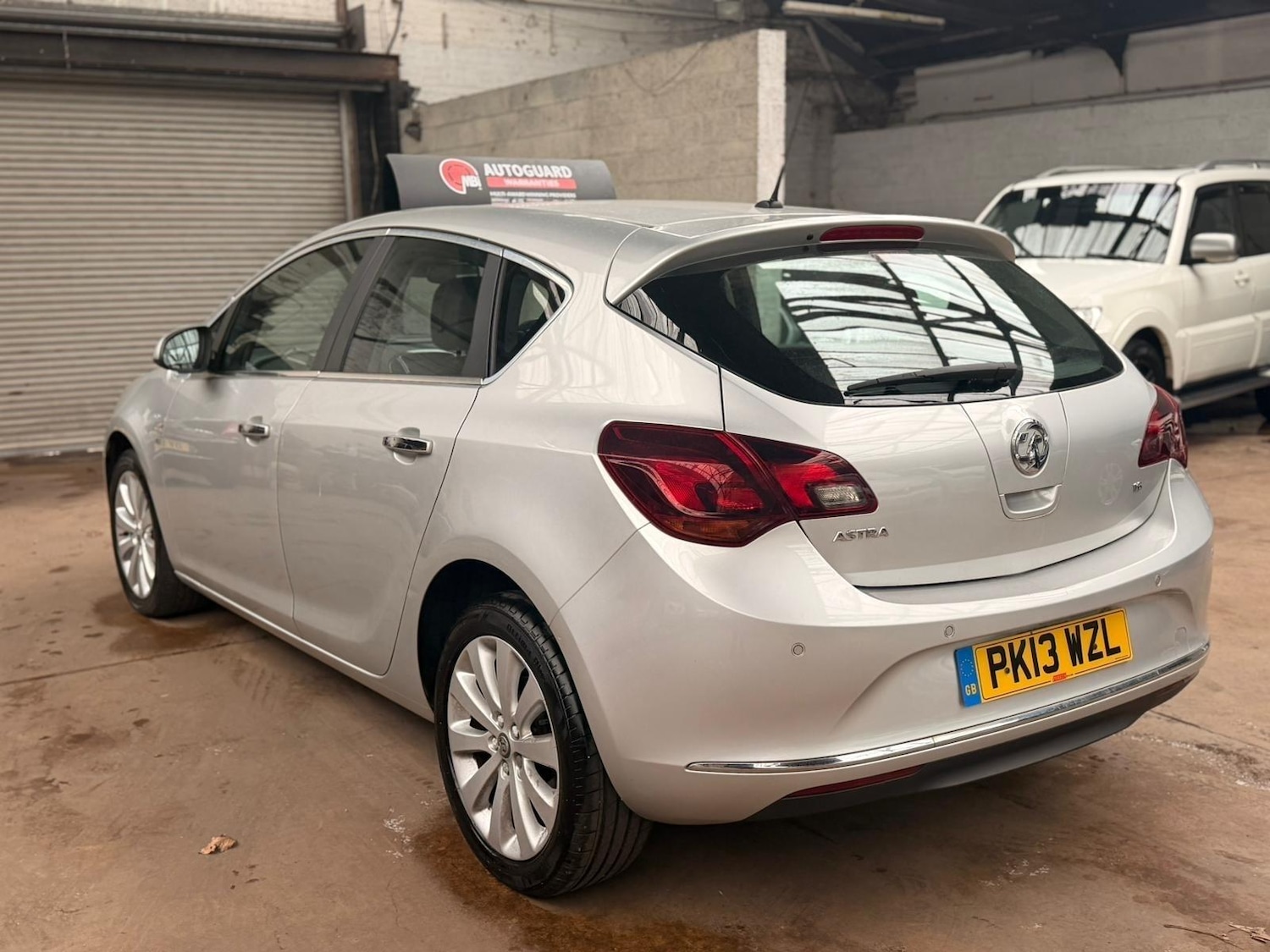 Used Vauxhall Astra 2013 for sale - 77959104: Photo 2