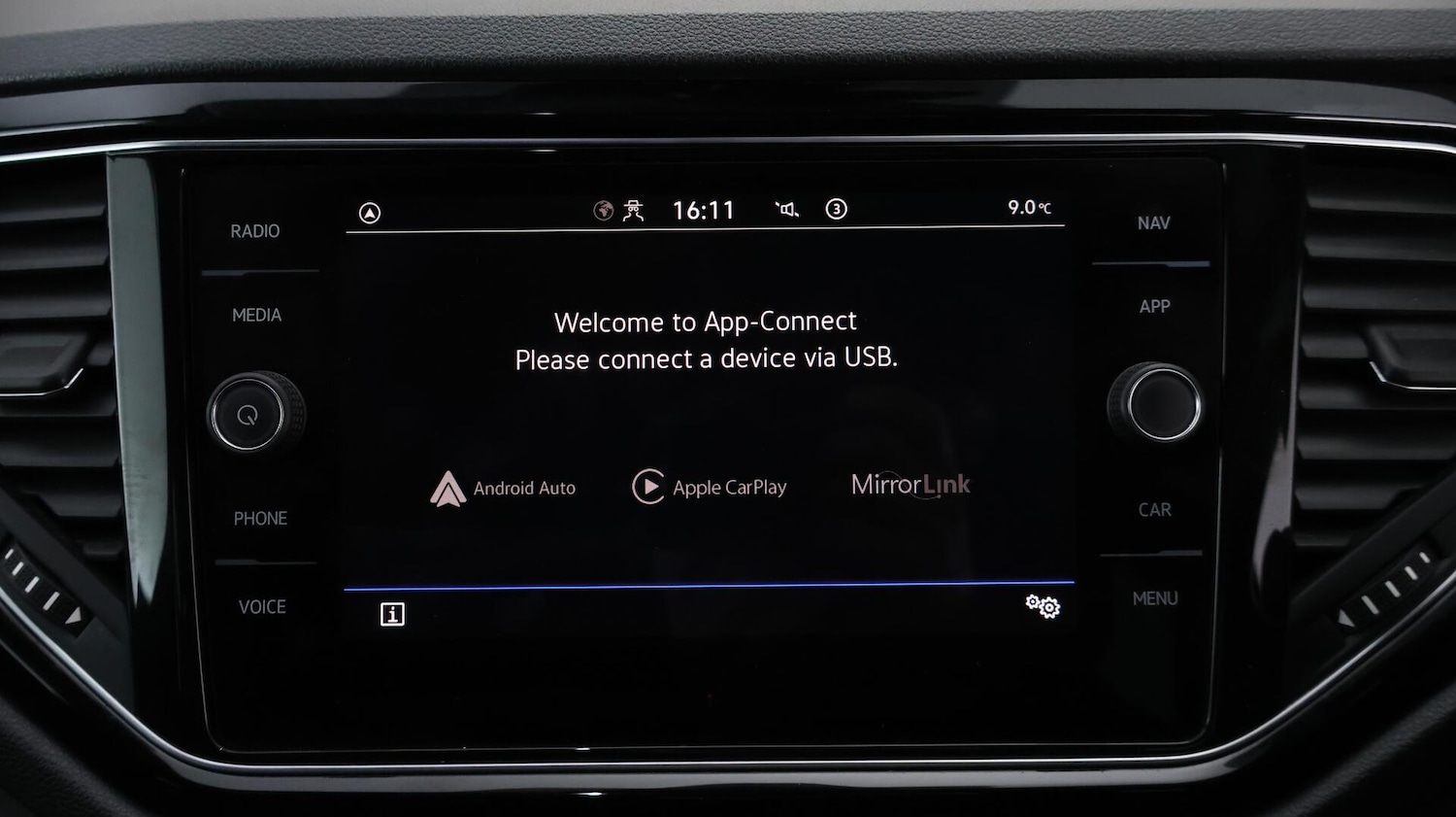 Used Volkswagen T-Roc for sale - 76727983: Photo 24