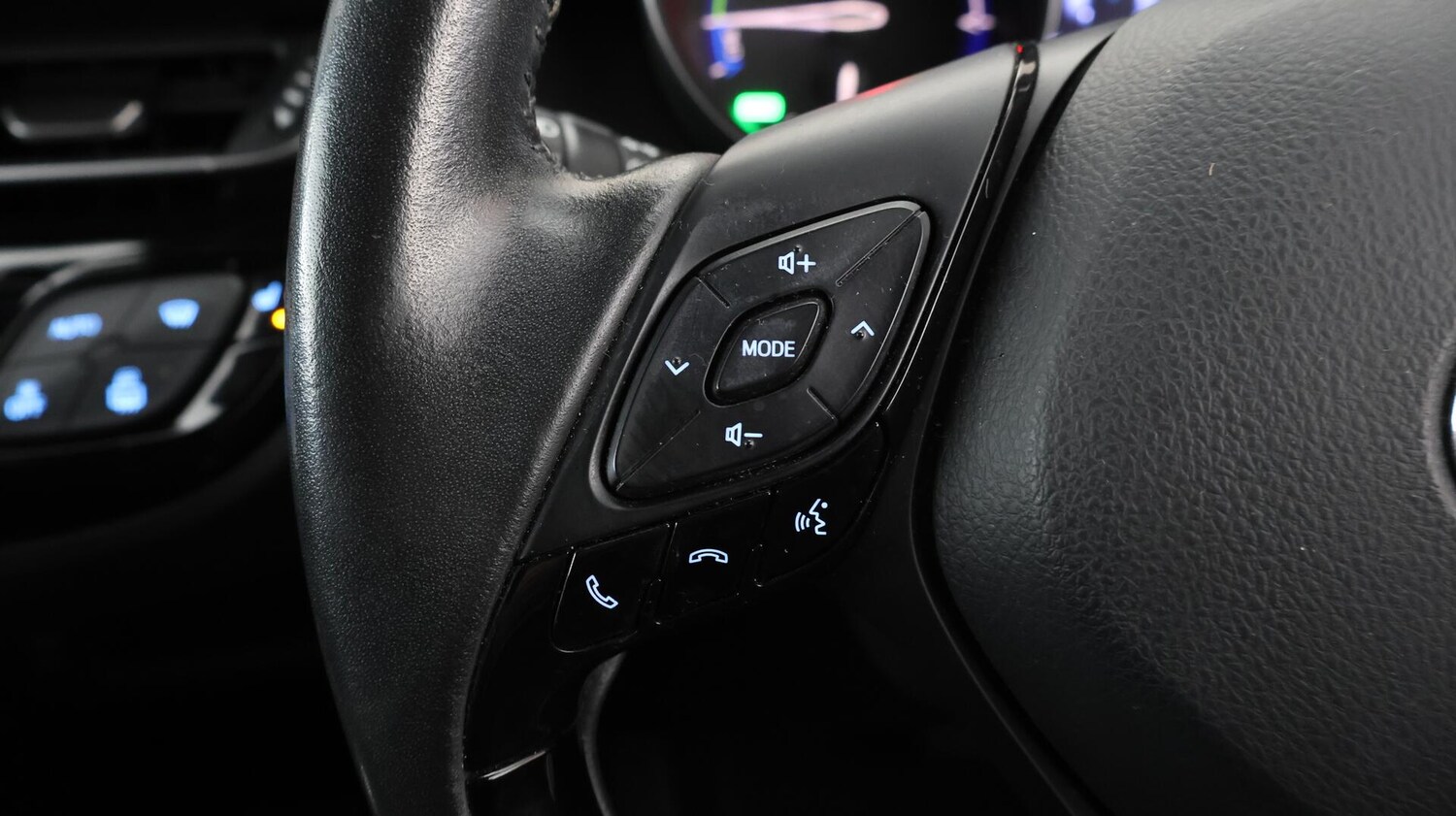 Used Toyota C-HR for sale - 76735392: Photo 23