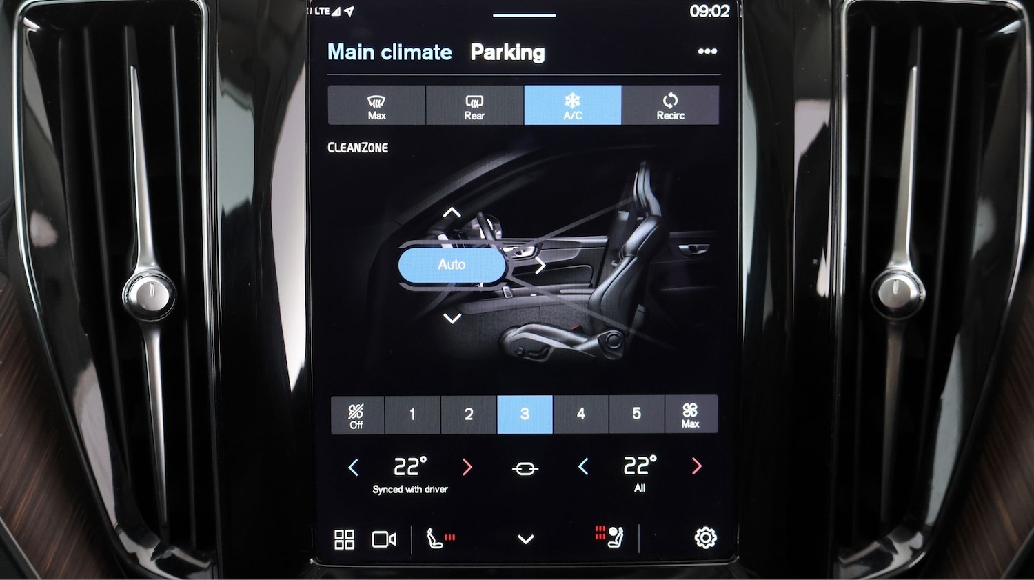 Used Volvo XC60 2023 for sale - 77890123: Photo 12