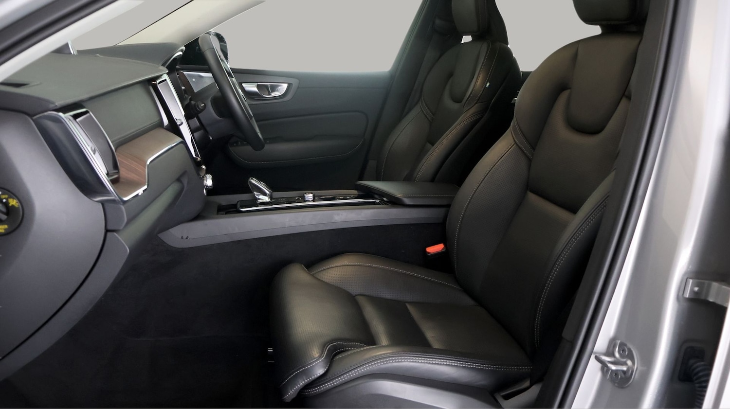 Used Volvo XC60 2023 for sale - 77890123: Photo 14