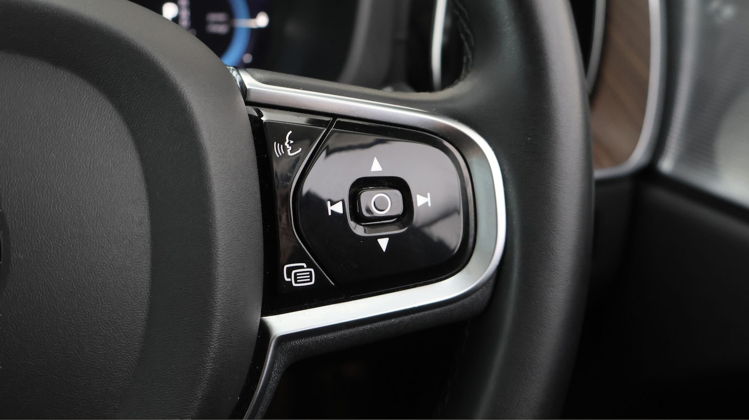 Used Volvo XC60 2023 for sale - 77890123: Photo 26