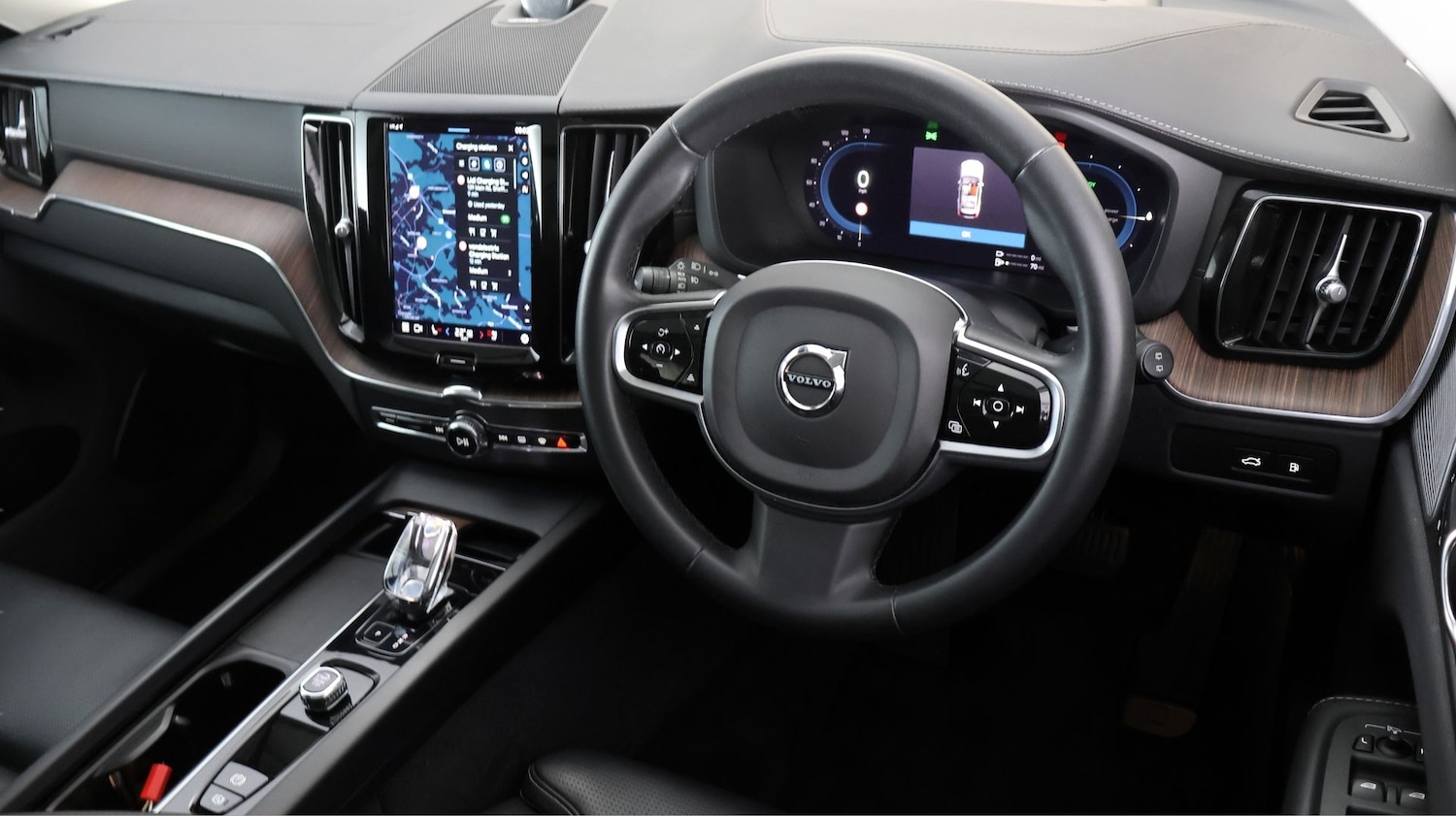 Used Volvo XC60 2023 for sale - 77890123: Photo 9