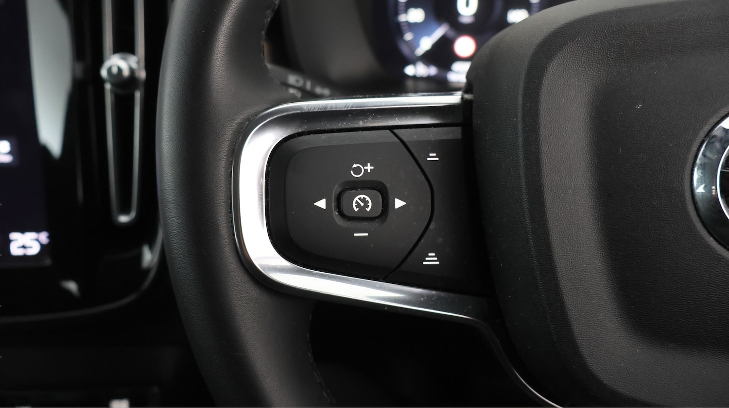 Used Volvo XC40 2023 for sale - 78055998: Photo 21