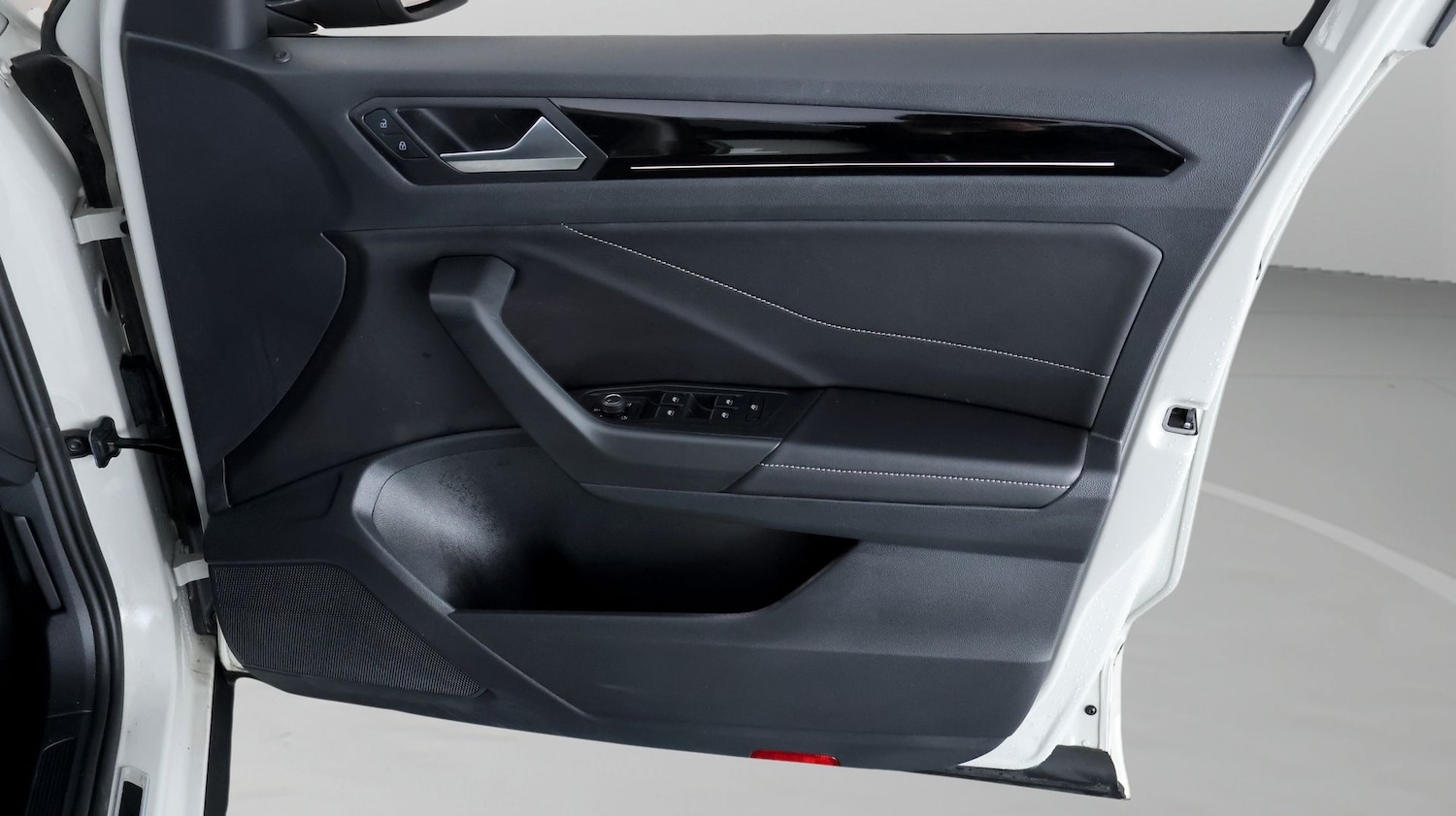 Used Volkswagen T-Roc 2024 for sale - 77976167: Photo 14