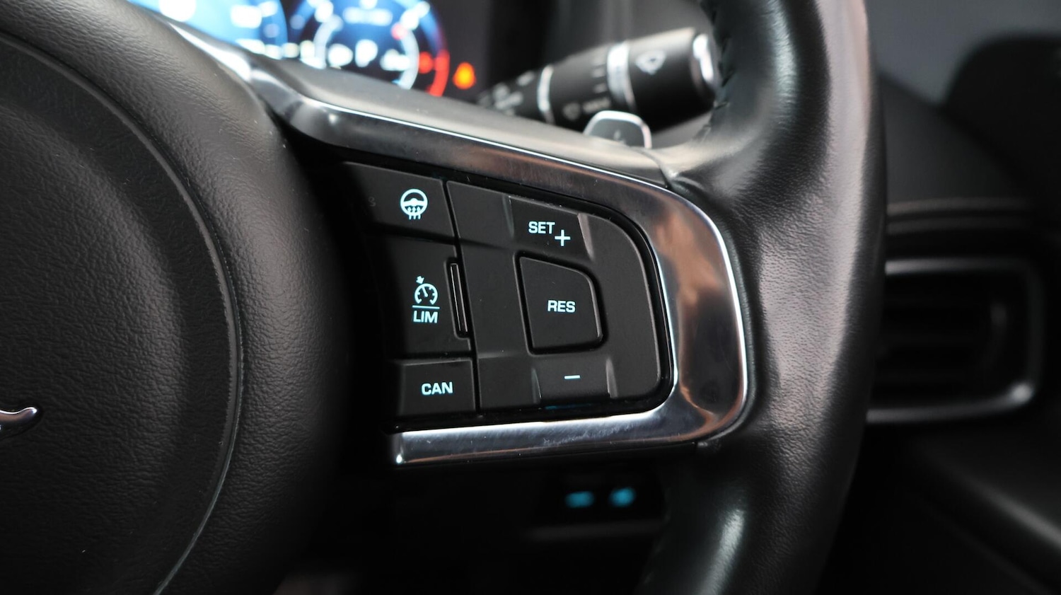 Used Jaguar XE 2018 for sale - 76370861: Photo 25