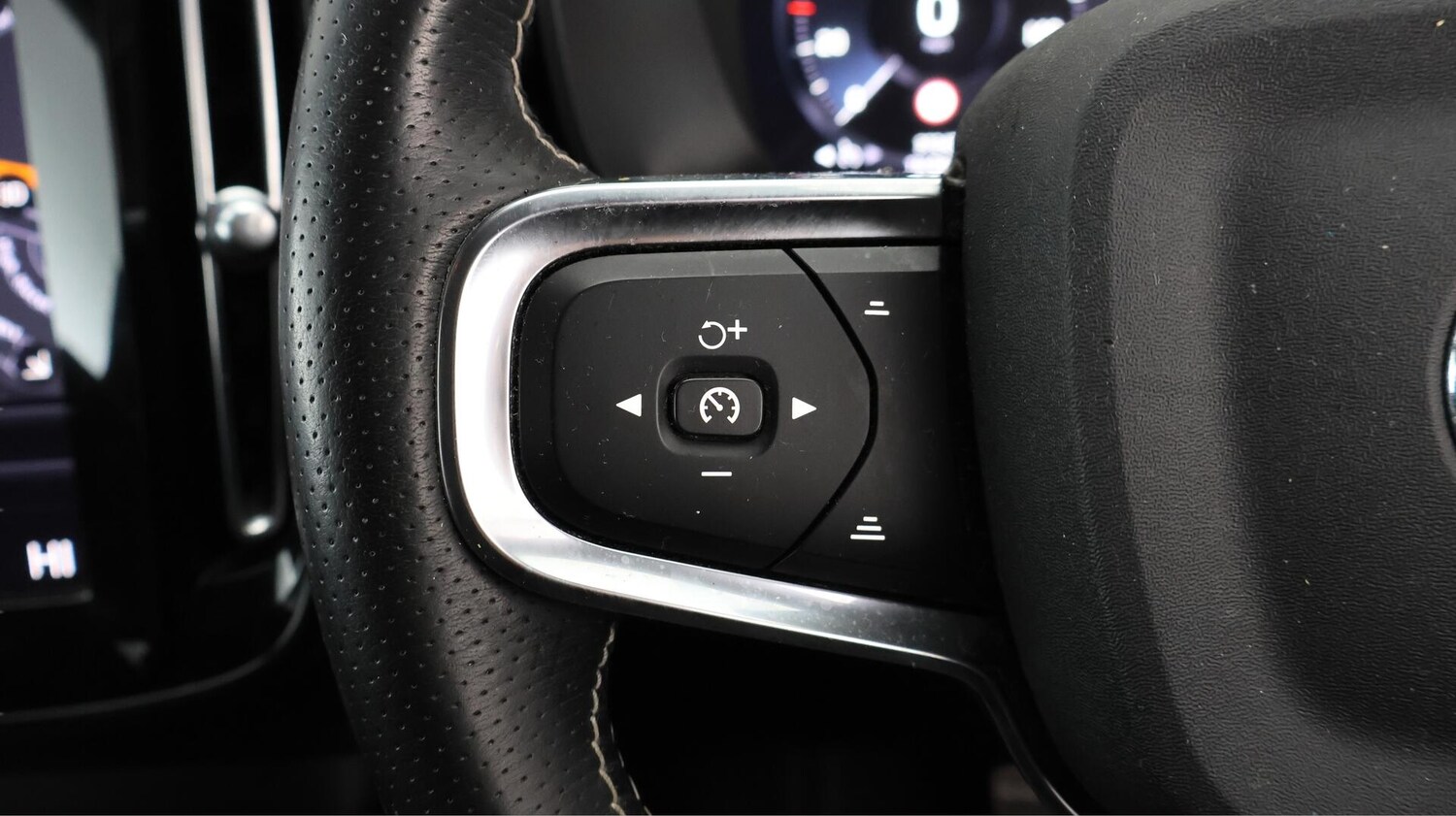 Used Volvo XC40 for sale - 76727415: Photo 24