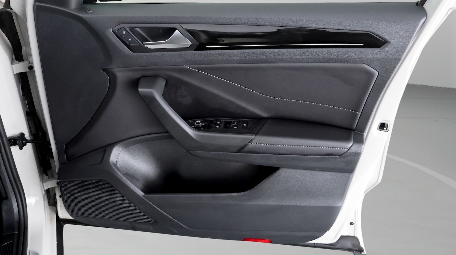 Used Volkswagen T-Roc 2024 for sale - 77298502: Photo 15