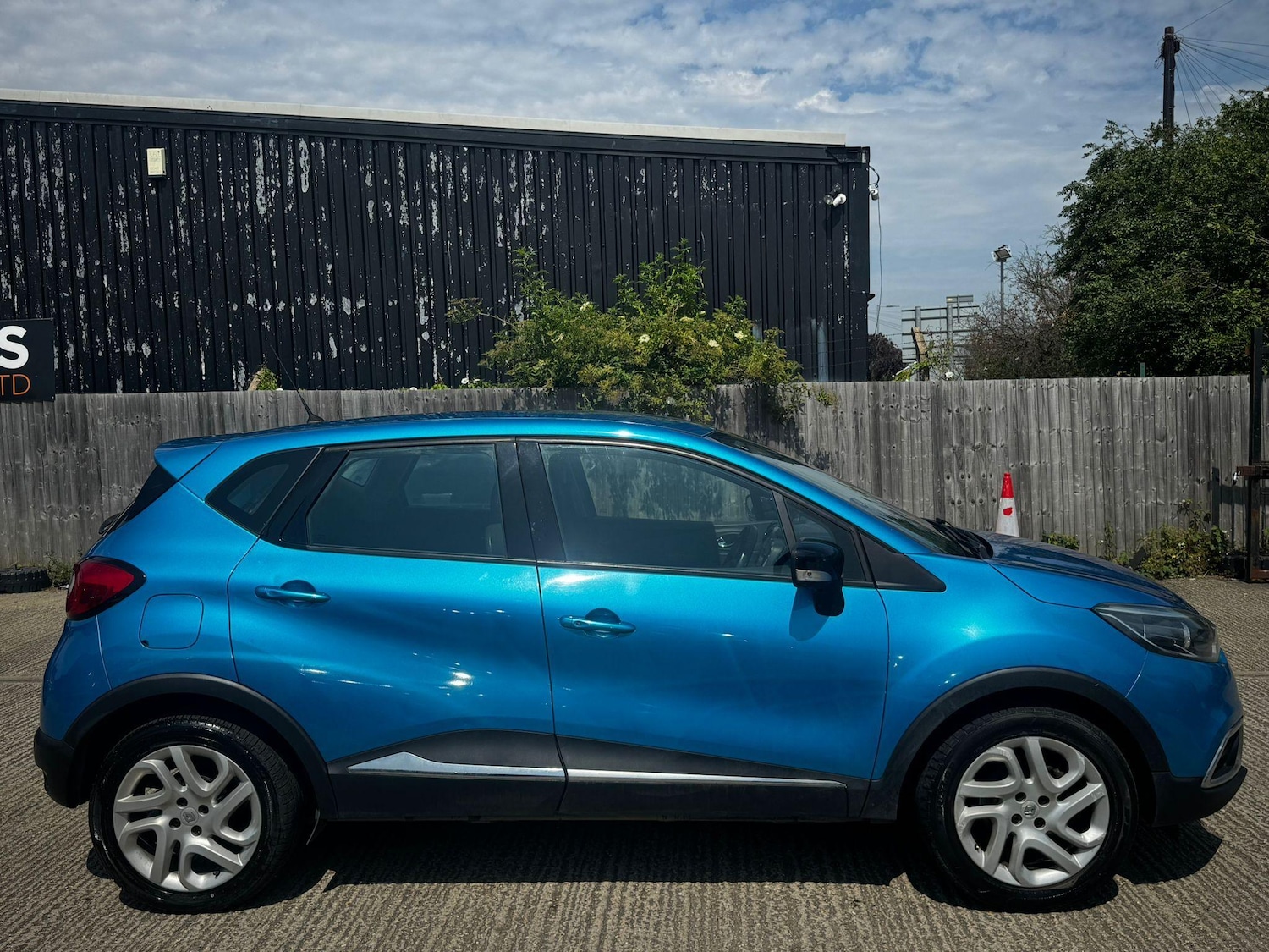 Used Renault Captur 2015 for sale - 76992263: Photo 2