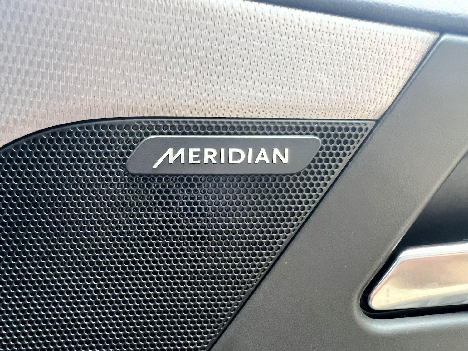 Used Jaguar XE 2018 for sale - 76270262: Photo 2