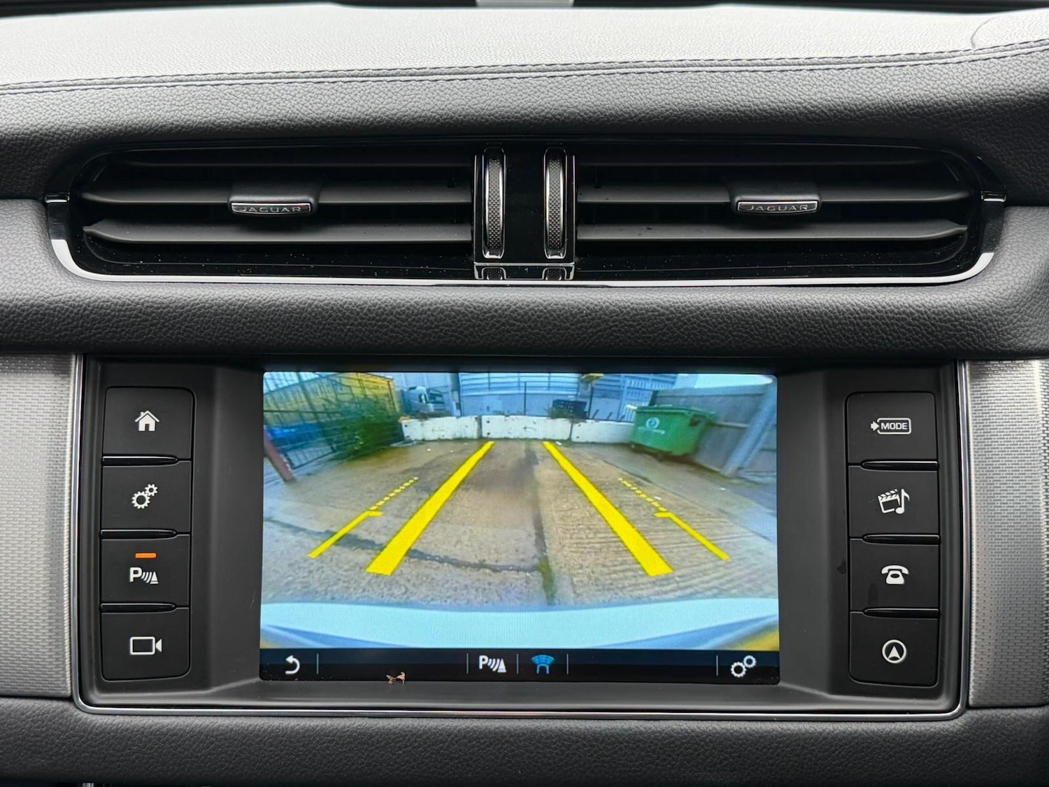 Used Jaguar XF 2015 for sale - 76824311: Photo 2